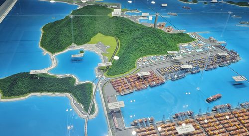부산항만공사 부산항홍보관의 부산항-가덕도신공항 연계 물류 허브 모형[촬영 임성호]