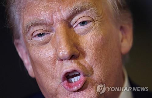 도널드 트럼프 미국 대통령(로이터=연합뉴스) 2025년 3월 30일 워싱턴DC로 복귀하는 대통령 전용기 '에어 포스 원'에서 함께 탑승한 기자들과 얘기하는 가운데 촬영된 도널드 트럼프 미국 대통령의 모습. 2025.3.31.