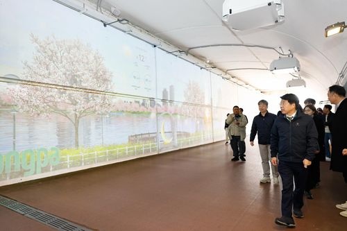 호수교갤러리를 둘러보는 서강석 송파구청장[송파구 제공. 재판매 및 DB 금지]