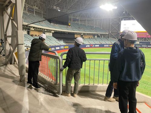 고척돔 시설을 점검하는 서울시설관리공단과 키움 히어로즈[서울시설관리공단 제공. 재판매 및 DB금지]