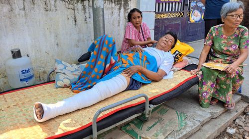 다친 채로 노숙 중인 주민(만달레이=연합뉴스) 박의래 특파원 = 미얀마 만달레이에서 잔해에 깔려 다친 아웅수웨이윙(61)씨가 입원하지 못하고 집 앞에서 침상을 깔고 노숙하고 있다. 2025.3.31. laecorp@yna.co.kr