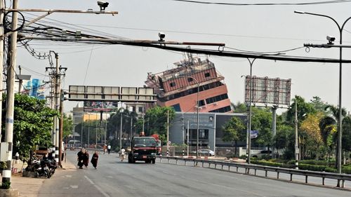 만달레이 그레이트월 호텔(만달레이=연합뉴스) 박의래 특파원 = 미얀마 만달레이를 대표하는 그레이트월 호텔이 쓰러질 것처럼 옆으로 기울어져 있다. 2025.3.31. laecorp@yna.co.kr