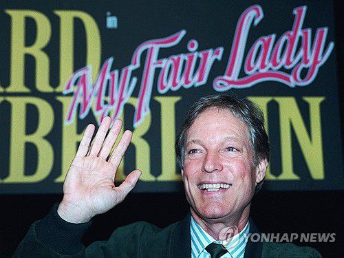 1995년 베를린에서 열린 기자회견에서 손을 흔들고 있는 리처드 체임벌린[AP 연합뉴스 자료사진. 재판매 및 DB 금지]