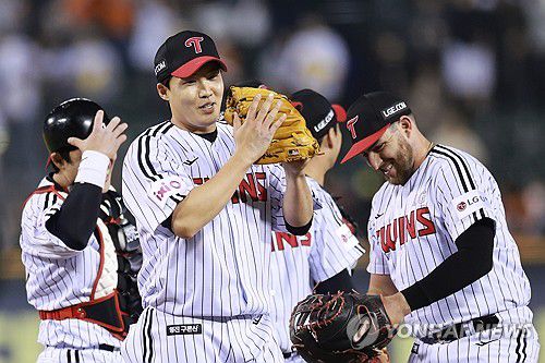 임찬규 완봉승에 LG 개막 4연승(서울=연합뉴스) 신현우 기자 = 26일 서울 잠실야구장에서 열린 프로야구 2025 신한 SOL 뱅크 KBO리그 한화 이글스와 LG 트윈스의 경기가 4-0으로 끝난 뒤 생애 첫 완봉승을 기록한 LG 선발 투수 임찬규가 기뻐하고 있다. 2025.3.26 nowwego@yna.co.kr