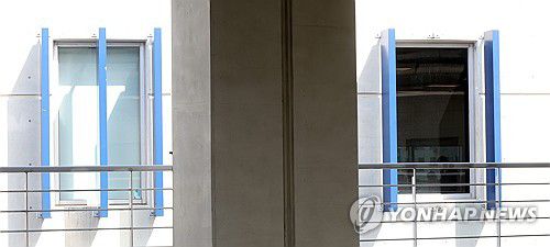 창원NC파크 구조물 사고 현장(창원=연합뉴스) 김동민 기자 = 지난 29일 경남 창원시 마산회원구 창원NC파크에서 NC 다이노스와 LG 트윈스 경기 중 3루 방향 건물에 설치된 구조물(오른쪽) 일부가 떨어지는 사고가 발생했다.     이 사고로 관중 3명이 다쳤고, 30일 열릴 예정이던 NC와 LG 경기는 시설물 안전 점검을 위해 연기됐다. 사진은 30일 촬영한 현장 모습. 2025.3.30 image@yna.co.kr