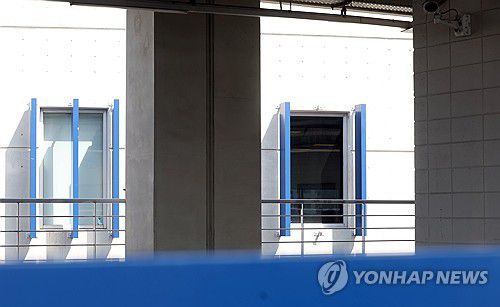 창원NC파크 구조물 낙하 현장(창원=연합뉴스) 김동민 기자 = 지난 29일 경남 창원시 마산회원구 창원NC파크에서 NC 다이노스와 LG 트윈스 경기 중 3루 방향 건물에 설치된 구조물(오른쪽) 일부가 떨어지는 사고가 발생했다.     이 사고로 관중 3명이 다쳤고, 30일 열릴 예정이던 NC와 LG 경기는 시설물 안전 점검을 위해 연기됐다. 사진은 30일 촬영한 현장 모습. 2025.3.30 image@yna.co.kr