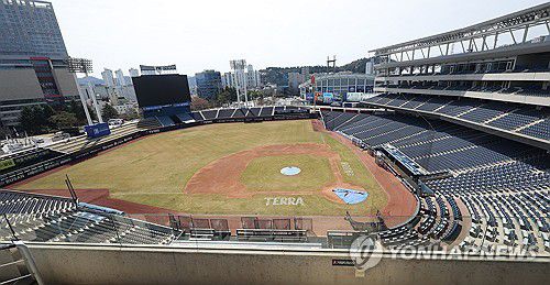 30일 프로야구 NC-LG 경기 연기(창원=연합뉴스) 김동민 기자 = 30일 경남 창원시 마산회원구 창원NC파크 전경.     지난 29일 NC 다이노스와 LG 트윈스 경기 중 3루 방향 건물에 설치된 구조물 일부가 떨어져 관중이 다치는 사고가 발생해 이날 경기는 시설물 안전 점검차 연기됐다. 2025.3.30 image@yna.co.kr