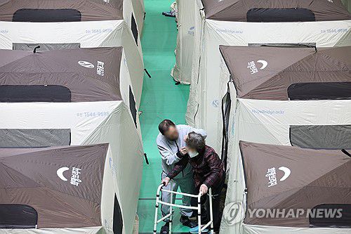 '기약 없는 대피소 생활'(청송=연합뉴스) 박세진 기자 = 지난 30일 경북 청송군 산불 피해 이재민 대피소인 청송국민체육센터에서 이재민들이 점심을 먹기 위해 이동하고 있다. 2025.3.30 psjpsj@yna.co.kr