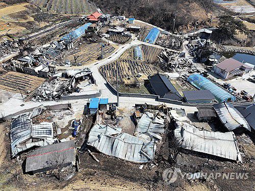 산불 폐허(청송=연합뉴스) 윤관식 기자 = 31일 경북 청송군 진보면 기곡리 한 마을이 산불에 폐허가 돼 있다. 2025.3.31 psik@yna.co.kr