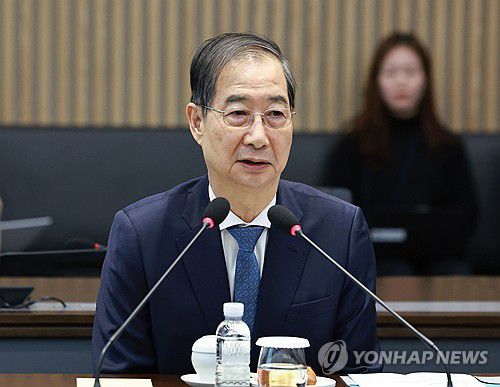 한덕수 권한대행, 반도체 산업 현장 간담회 발언(이천=연합뉴스) 홍해인 기자 = 한덕수 대통령 권한대행 국무총리가 31일 경기도 SK하이닉스 이천캠퍼스 수펙스(SUPEX)센터에서 열린 '반도체산업 현장 간담회'에서 발언하고 있다. 2025.3.31 hihong@yna.co.kr