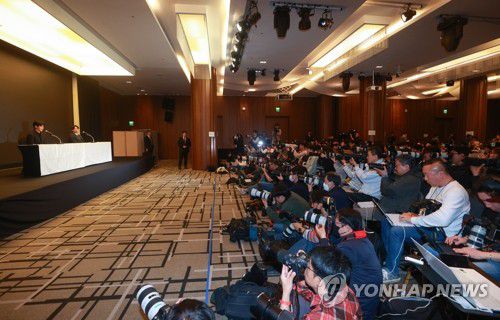 취재진으로 북적이는 김수현 기자회견장(서울=연합뉴스) 진연수 기자 = 배우 김수현이 31일 오후 서울 마포구 스탠포드 호텔에서 미성년자였던 배우 고 김새론과 교제했다는 의혹과 관련해 입장발표 기자회견을 하고 있다. 2025.3.31 jin90@yna.co.kr