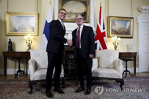 스투브 핀란드 대통령(왼쪽)과 키어 스타머 영국 총리[AP 연합뉴스. 재판매 및 DB 금지]