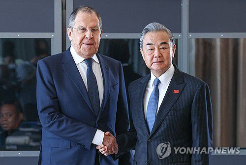 중국-러시아 외교수장(서울=연합뉴스) 지난 2월20일 남아프리카공화국 요하네스버그에서 열린 주요 20개국(G20) 외교장관 회의를 계기로 만난 세르게이 라브로프(왼쪽) 러시아 외무장관과 왕이 중국공산당 중앙외사판공실 주임 겸 외교부장. 2025. 4.1 [타스=연합뉴스 자료사진]