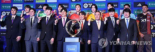 프로축구 K리그1 미디어데이 '올해 우승트로피는 우리팀이!'(서울=연합뉴스) 김도훈 기자 = 13일 서울 서대문구 스위스 그랜드호텔에서 열린 '하나은행 K리그1 2025 개막 미디어데이'에서 참가팀 감독 및 선수들이 기념촬영을 하고 있다.     왼쪽부터 FC안양 유병훈 감독, 대전 하나 시티즌 황선홍 감독, 수원FC 김은중 감독, 김천 상무 정정용 감독, FC서울 김기동 감독, 제주SK FC 김학범 감독, 강원FC 정경호 감독, 대구FC 박창현 감독.     뒷줄 왼쪽부터 안양 이창용, 대전 이창근, 수원 이용, 김천 김민덕, 제주 김주공, 강원 김동현, 대구 세징야, 서울 린가드. 2025.2.13 superdoo82@yna.co.kr