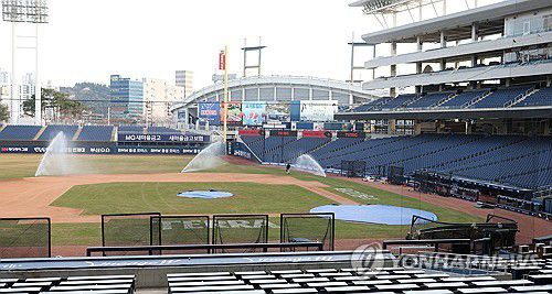 창원NC파크, NC-SSG 3연전 연기(창원=연합뉴스) 김동민 기자 = 31일 오후 경남 창원시 마산회원구 창원NC파크 전경.      한국야구위원회(KBO)는 최근 창원NC파크에서 발생한 외장 마감 자재 낙하 사고와 관련해 오는 4월 1일부터 창원NC파크에서 열릴 예정이던 NC-SSG를 연기한다고 밝혔다. 2025.3.31 image@yna.co.kr