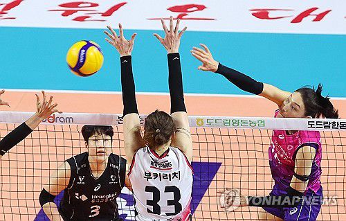 김연경 '강스파이크'(인천=연합뉴스) 임순석 기자 = 31일 인천 삼산월드체육관에서 열린 프로배구 V리그 여자부 챔피언결정전 흥국생명과 정관장의 1차전 경기. 흥국생명 김연경이 공격하고 있다. 2025.3.31 soonseok02@yna.co.kr