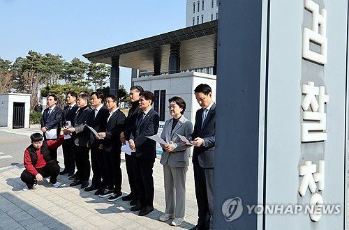 민주당 의원들, 전주지검 항의 방문(전주=연합뉴스) 최영수 기자 = 더불어민주당 전 정권 정치탄압대책위원회 소속 의원들이 1일 전주지검을 방문해 성명을 발표하고 있다. 2025.4.1 kan@yna.co.kr