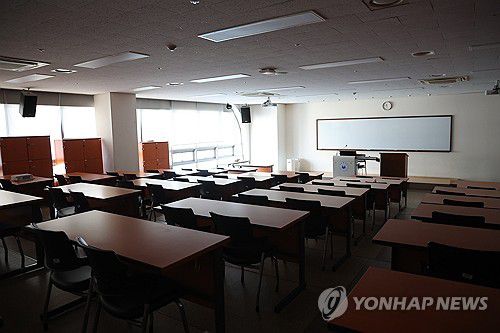 불 꺼진 인하대학교 의과대학 강의실(인천=연합뉴스) 임순석 기자 = 1일 인천 미추홀구 인하대학교 의과대학 강의실이 불 꺼진 채 텅 비어 있다. 2025.4.1 soonseok02@yna.co.kr