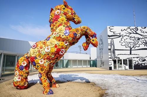 도와다시 현대미술관 정문 앞에 설치된 최정화 작가의 'Flower Horse' [사진/권혁창 기자]