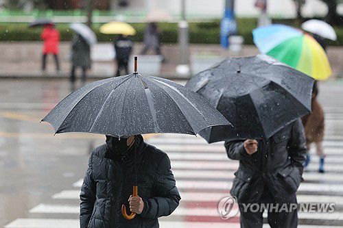 비 오는 거리[연합뉴스 자료사진]