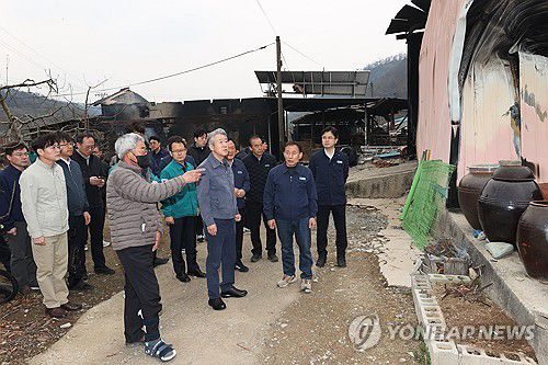 강호동 농협중앙회장, 경북 산불 피해현장 방문[농협 제공. 재판매 및 DB 금지] photo@yna.co.kr