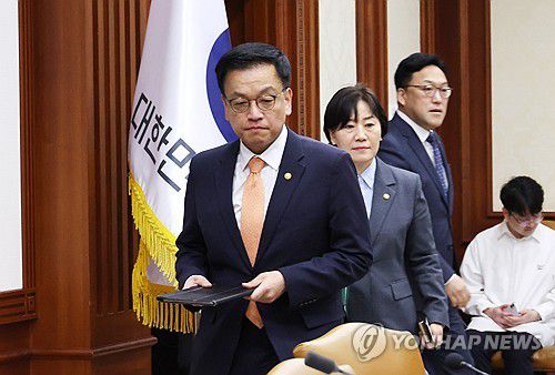 경제관계장관회의 참석하는 최상목 부총리(서울=연합뉴스) 최재구 기자 = 최상목 부총리 겸 기획재정부 장관이 2일 서울 종로구 정부서울청사에서 열린 경제관계장관회의에 참석하고 있다. 2025.4.2 jjaeck9@yna.co.kr