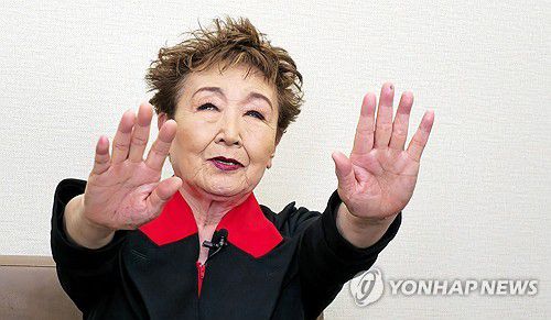 제주 4·3 전야제 참가한 일본 국민가수 가토 도키코(제주=연합뉴스) 김호천 기자 = 일본 국민가수 가토 도키코가 2일 오후 제주아트센터에서 제77주년 4·3 전야제에서 공연하기에 앞서 언론 인터뷰를 하고 있다. 2025.4.2 khc@yna.co.kr