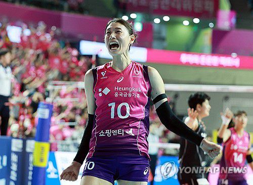 환호하는 김연경(인천=연합뉴스) 임순석 기자 = 2일 인천 삼산월드체육관에서 열린 프로배구 V리그 여자부 챔피언결정전 흥국생명과 정관장의 2차전 경기. 흥국생명 김연경이 팀 득점 성공에 기뻐하고 있다. 2025.4.2 soonseok02@yna.co.kr