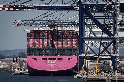뉴욕 리버티항에 정박한 컨테이너선[뉴욕 로이터=연합뉴스. 재판매 및 DB 금지]