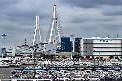 일본 항구에 있는 자동차들[EPA=연합뉴스 자료사진. 재판매 및 DB 금지]