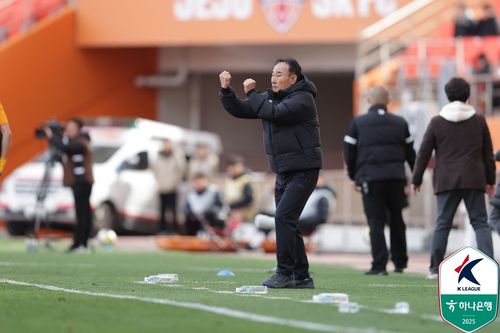 전술 지시를 내리는 제주의 김학범 감독[한국프로축구연맹 제공. 재판매 및 DB 금지]