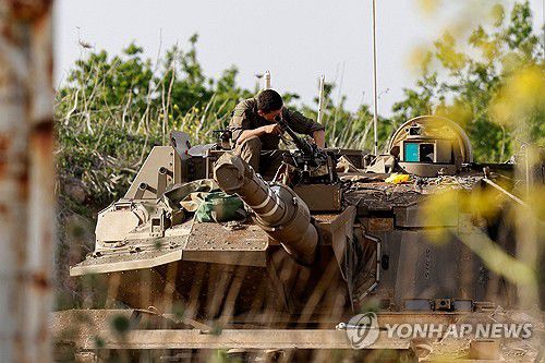 시리아 접경지 골란고원에 배치된 이스라엘군 메르카바 탱크[AFP 연합뉴스 자료사진. 재판매 및 DB 금지]