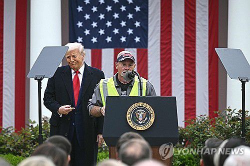 트럼프 대통령의 상호관세 지지 발언하는 노동자[워싱턴 AFP=연합뉴스. 재판매 및 DB 금지]