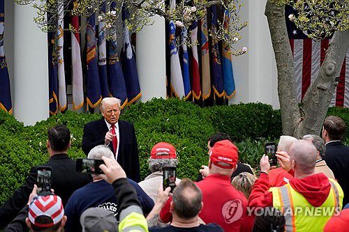 지지자들 앞에 선 트럼프 대통령[EPA=연합뉴스]