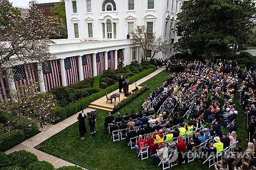 백악관 로즈가든에서 상호관세 발표 연설하는 트럼프[워싱턴 EPA=연합뉴스. 재판매 및 DB 금지]