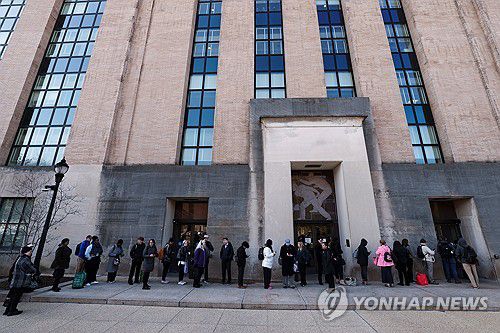 지난 1일 출근하기 위해 청사 앞에 줄 선 미 보건복지부 직원들[로이터=연합뉴스. 재판매 및 DB 금지]