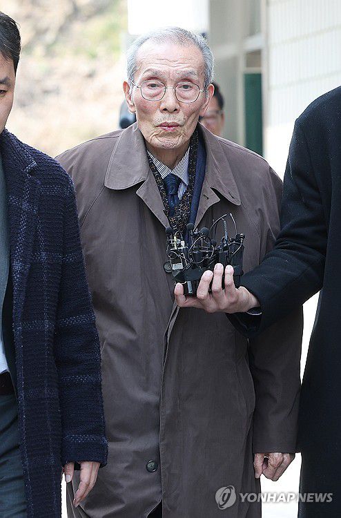 '강제추행 혐의' 배우 오영수 1심서 징역형 집행유예(성남=연합뉴스) 여성을 강제 추행한 혐의로 기소된 배우 오영수 씨가 지난해 3월 15일 오후 경기도 성남시 수원지방법원 성남지원에서 열린 1심 선고공판을 마치고 나오고 있다. 2024.3.15 [연합뉴스 사진. 재판매 및 DB 금지]