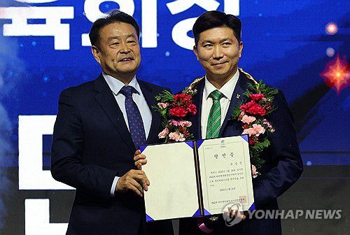 대한체육회장 선거 이변의 주인공, 유승민(서울=연합뉴스) 한종찬 기자 = 제42대 대한체육회장으로 당선된 유승민이 14일 오후 서울 송파구 올림픽공원 올림픽홀에서 열린 제42대 대한체육회장선거에서 김대년 선거운영위원장으로부터 당선증과 축하 꽃목걸이를 받고 기념촬영을 하고 있다. 2025.1.14 saba@yna.co.kr