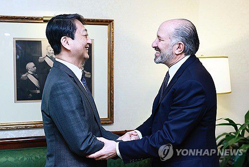 미국 상무부 장관과 인사나누는 안덕근 장관(서울=연합뉴스) 안덕근 산업통상자원부 장관이 21일(현지시간) 미국 워싱턴 D.C. 월라드호텔에서 열린 '대한항공-보잉·GE에어로스페이스 간 협력강화를 위한 서명식'에서 하워드 러트닉 미국 상무부 장관과 인사를 나누고 있다. 2025.3.22 [산업통상자원부 제공. 재판매 및 DB 금지] photo@yna.co.kr