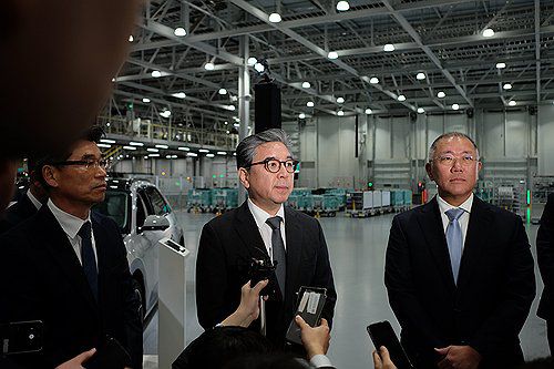 기자들과 만난 정의선 현대차 회장·장재훈 부회장·송호성 기아 사장(엘라벨[미 조지아]=연합뉴스) 송호성 기아 사장(왼쪽부터), 장재훈 현대차 부회장, 정의선 현대차그룹 회장이 26일(현지시간) 미국 조지아주 엘라벨에서 열린 HMGMA 준공식에서 기자들과 질의응답을 하고 있다. 2025.3.27 [현대차그룹 제공. 재판매 및 DB 금지] photo@yna.co.kr