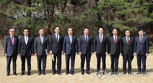 경제안보전략TF 회의 개최(서울=연합뉴스) 최재구 기자 = 한덕수 대통령 권한대행 국무총리가 1일 서울 종로구 삼청동 총리공관에서  경제안보전략TF 회의에 앞서 기념사진을 촬영하고 있다. 왼쪽부터 조태열 외교부 장관, 최상목 부총리, 정의선 현대차 회장, 이재용 삼성전자 회장, 한총리, 최태원 SK 회장, 구광모 LG 회장, 안덕근 산업통상자원부 장관, 신원식 국가안보실장, 성태윤 대통령 비서실 정책실장.  2025.4.1 jjaeck9@yna.co.kr