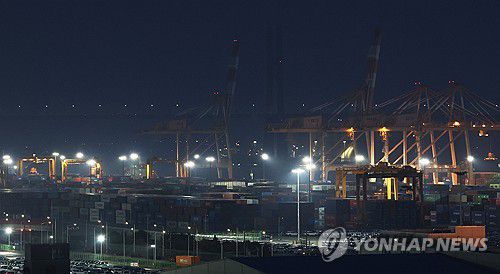 한국 수출 앞날은?(평택=연합뉴스) 홍기원 기자 = 2일 경기도 평택항에 컨테이너가 쌓여 있다.      도널드 트럼프 미국 대통령이 2일 오후(현지시간·한국시간 3일 오전) 이른바 상호관세를 발표하고 즉각 시행에 들어간다.     상호 관세와 별개로 지난달 12일 철강·알루미늄 제품 25% 관세가 시행된 데 이어 자동차 관세 25%도 3일 0시1분부터 발효될 예정이다.     이에 따라 그동안 중국, 캐나다, 멕시코와 같은 일부 국가, 철강·알루미늄을 비롯한 일부 제품을 대상으로 전개됐던 '트럼프발(發) 관세 전쟁'이 글로벌 수준으로 확대될 예정이다. 2025.4.2 xanadu@yna.co.kr