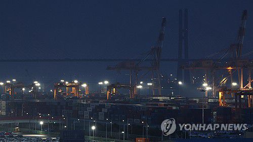 한국 수출 앞날은?(평택=연합뉴스) 홍기원 기자 = 2일 경기도 평택항에 컨테이너가 쌓여 있다.      도널드 트럼프 미국 대통령이 2일 오후(현지시간·한국시간 3일 오전) 이른바 상호관세를 발표하고 즉각 시행에 들어간다.     상호 관세와 별개로 지난달 12일 철강·알루미늄 제품 25% 관세가 시행된 데 이어 자동차 관세 25%도 3일 0시1분부터 발효될 예정이다.     이에 따라 그동안 중국, 캐나다, 멕시코와 같은 일부 국가, 철강·알루미늄을 비롯한 일부 제품을 대상으로 전개됐던 '트럼프발(發) 관세 전쟁'이 글로벌 수준으로 확대될 예정이다. 2025.4.2 xanadu@yna.co.kr