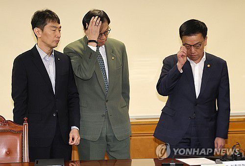 상호관세 대책 논의하는 경제수장들(서울=연합뉴스) 서명곤 기자 = 3일 서울 중구 은행회관에서 열린 '거시경제·금융현안간담회'에서 최상목 경제부총리 겸 기획재정부 장관이 참석자들과 대화하고 있다. 왼쪽부터 이복현 금융감독원장, 이창용 한국은행 총재, 최상목 부총리. 2025.4.3 seephoto@yna.co.kr