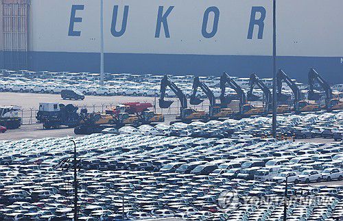 미국, 외국산 자동차 25% 관세 정식 발효(평택=연합뉴스) 홍기원 기자 = 도널드 트럼프 미국 대통령이 지난달 26일 발표한 자동차에 대한 25% 관세가 정식 발효된 3일 경기도 평택항에 수출용 자동차가 세워져 있다.     트럼프 대통령은 이날 한국산 수입품에 25%의 상호관세 부과도 발표했다. 2025.4.3 xanadu@yna.co.kr