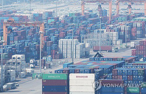 한국 수출 앞날은?(평택=연합뉴스) 홍기원 기자 = 도널드 트럼프 미국 대통령이 한국산 수입품에 25%의 상호관세를 부과하겠다고 발표한 3일 경기도 평택항에 컨테이너가 쌓여 있다.      지난달 26일 발표한 자동차에 대한 25% 관세도 이날 정식 발효됐다. 2025.4.3 xanadu@yna.co.kr