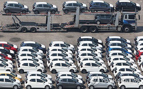 자동차 수출 앞날은?(평택=연합뉴스) 홍기원 기자 = 도널드 트럼프 미국 대통령이 지난달 26일 발표한 자동차에 대한 25% 관세가 정식 발효된 3일 경기도 평택항에 수출용 자동차가 세워져 있다.     트럼프 대통령은 이날 한국산 수입품에 25%의 상호관세 부과도 발표했다. 2025.4.3 xanadu@yna.co.kr