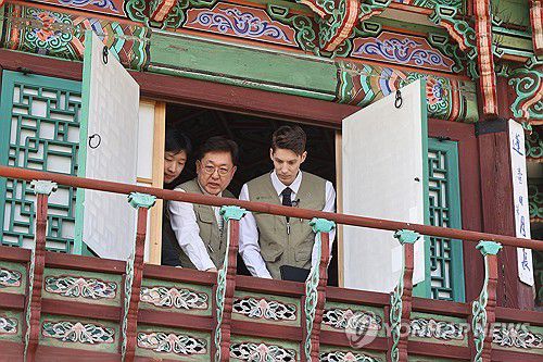 경복궁 안전방재 조사 참여한 파비앙(서울=연합뉴스) 류효림 기자 = 임종덕 국립문화유산연구원장과 국립문화유산연구원 홍보대사 파비앙이 3일 서울 경복궁에서 안전방재 조사에 나서 향원정을 살펴보고 있다. 2025.4.3 ryousanta@yna.co.kr