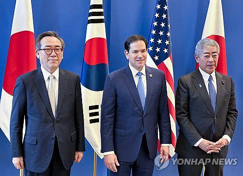 한미일 외교장관회의(브뤼셀=연합뉴스) 정빛나 특파원 = 한미일 3국 외교수장이 3일(현지시간) 벨기에 브뤼셀 나토 본부에서 약 두 달 만에 진행된 회동에 앞서 기념촬영을 하고 있다.     왼쪽부터 조태열 외교부 장관, 마코 루비오 미 국무장관, 이와야 다케시 일본 외무상. 2025.4.3 shine@yna.co.kr