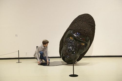 작가 임하타이 쑤왓타나씬과 'The Crescent Ape'[한세예스24문화재단 제공. 재판매 및 DB 금지]